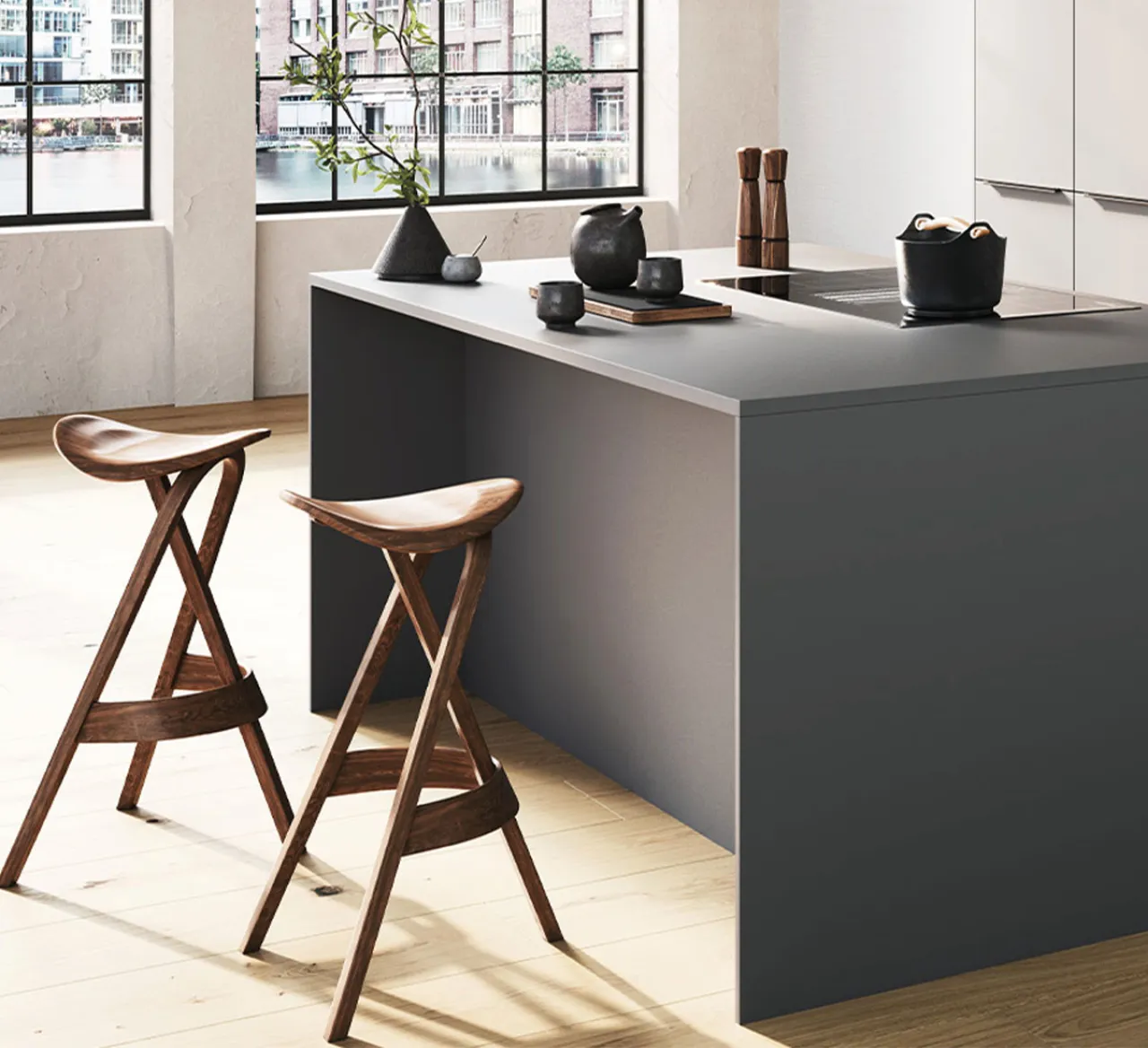 Stilvolle Küche mit grauer Kochinsel und eleganten Holz-Barhockern. Minimalistisches Küchendesign mit großen Fenstern, hellen Holzböden und dekorativen Accessoires im modernen Loft-Stil.